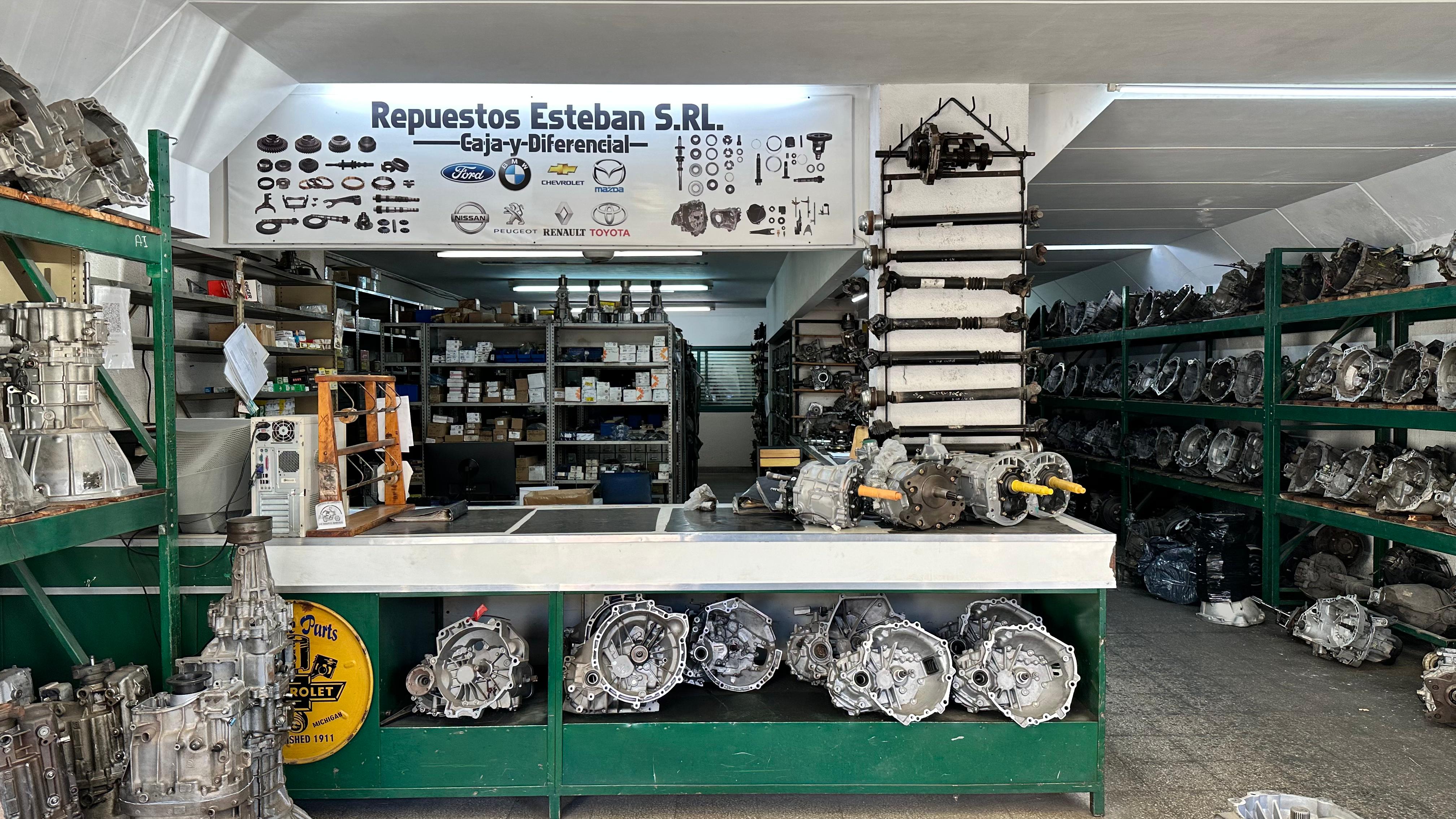 Interior de Repuestos Esteban SRL - mostrador y stock de cajas de velocidad en Rosario